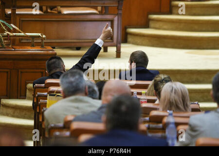 BUCAREST, ROUMANIE - le 4 juillet 2018 : Le lider d'un groupe parlementaire des signaux à son coleagues comment voter lors d'un débat concernant la modification d'une loi Banque D'Images