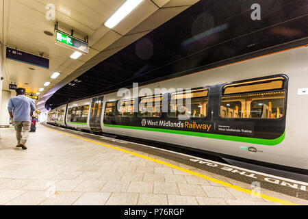 Une vue de la plate-forme à la gare de Birmingham New Street, Birmingham, England, UK Banque D'Images