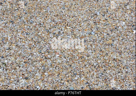 Très gros sable ou galets très petit composé de petits cailloux sur la plage à Ballycastle. Ballycastle, d'Antrim, en Irlande du Nord. Banque D'Images