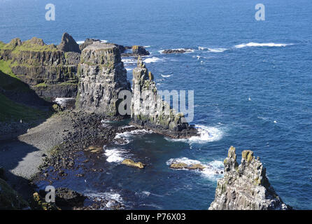 Colonnes de basalte et de spectaculaires falaises près de la RSPB's Phare Ouest Centre d'oiseaux de mer sont un endroit idéal de nidification pour les macareux moines (Fratercula arctica), guill Banque D'Images