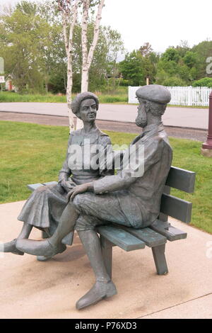 Statue d'un couple assis sur un banc au bord de Baddeck à commémorer Alexander Graham Bell et son épouse Mabel Hubbard Bell Banque D'Images