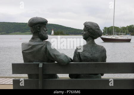 Statue d'un couple assis sur un banc au bord de Baddeck à commémorer Alexander Graham Bell et son épouse Mabel Hubbard Bell Banque D'Images