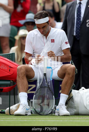 Roger Federer sur la troisième journée du tournoi de Wimbledon à l'All England Lawn Tennis et croquet Club, Wimbledon Banque D'Images