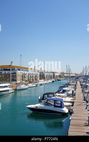 Brighton Marina Village avec des yachts amarrés sur les jetées Banque D'Images