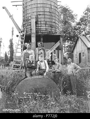 . Anglais : l'équipage et le réservoir d'eau au camp, Wynooche Timber Company, ca. 1921 . Anglais : Légende sur l'image : Wynoche Log Co., Montesano, Wn. C. Kinsey Photo, Seattle. N° 76 PH Coll 516,5172 Le Wynooche Timber Company a commencé ses opérations ca. 1913 avec siège à Hoquiam et opérations forestières dans les Ecorchés. Il a été nommé pour Wynooche Valley dans le nord-est de Grays Harbor Comté. Wynooche Timber Company a été acheté par Schafer Brothers Logging Company ca. 1927. Sujets (LCTGM) : réservoirs d'eau--Washington (État) ; bois ; des camps de bûcherons--Washington (État) ; industrie du bois--Washington (État) ; Tim Wynooche Banque D'Images