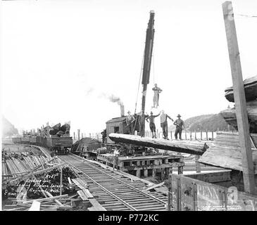 . Anglais : l'équipage à l'épi de chargement ferroviaire avec la rampe chargement des grumes, Raymond, ca. 1918 . Anglais : Légende sur l'image : Chargement de l'éperon. Avion chargement épinette, Raymond, Washington C. Kinsey Photo, Seattle. No 57x PH Coll 516,4607 Raymond est une ville sur l'estuaire de la rivière Willapa un mile à l'Est et au sud de South Bend dans le centre-nord du comté du Pacifique. Au début, il a été développé sur le bois d'oeuvre et de fabrication de bardeaux. Leslie C. chormé Raymond la ville et a été le premier maître lorsque le bureau de poste a été créé le 23 février 1904. Sujets (LCTGM) : sciage ; distributeurs ; des voies de chemin de fer--Washington (État)--R Banque D'Images