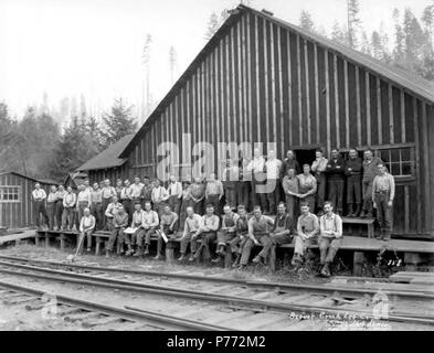 . Anglais : l'équipage posant au camp derrière des voies de chemin de fer, Beaver Creek Logging Company, Gore, ca. 1922 . Anglais : cette société probablement exploité dans Cabanaconde, dont le siège est à Portland et devint le Connacher Logging Company en 1925. Légende le droit : Beaver Creek, Col Journal No 858 PH Coll 516,60 Sujets (LCSH) : xyz . vers 1922 3 pose de l'équipage au camp derrière des voies de chemin de fer, Beaver Creek Logging Company, Gore, ca 1922 (KINSEY 2086) Banque D'Images