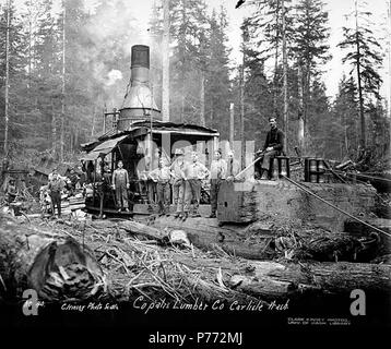 . Anglais : l'équipage avec âne moteur, Copalis Lumber Company, près de Carlisle, ca. 1917 . Anglais : Légende sur l'image : Copalis Lumber Co., Carlisle, Washington C. Kinsey Photo, Seattle. No 40 PH Coll 516,814 La Copalis Lumber Company a été en affaires dans la région de Carlisle de 1914 à 1920. C'est une session de fer a été absorbée par l'Carlisle Lumber Company. Carlisle est un petit village sur la rivière Copalis quatre milles à l'Est de l'océan Pacifique au sud-ouest de Grays Harbor Comté. Lorsque créée en 1912 par la compagnie de bois de Carlisle, c'était un centre d'exploitation forestière et de sciage d'occupation. Il a continué d'être actif jusqu'à la c Banque D'Images