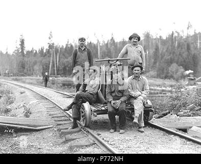 . Anglais : l'équipage avec railroad handcar, Wynooche Timber Company, Montesano, ca. 1921 . Anglais : Légende sur l'image : Wynoche Log Co., Montesano, Wn. C. Kinsey Photo, Seattle. N° 63 PH Coll 516,5160 Le Wynooche Timber Company a commencé ses opérations ca. 1913 avec siège à Hoquiam et opérations forestières dans les Ecorchés. Il a été nommé pour Wynooche Valley dans le nord-est de Grays Harbor Comté. Wynooche Timber Company a été acheté par Schafer Brothers Logging Company ca. 1927. Sujets (LCTGM) : chemin de fer handcars--Washington (État) ; des voies de chemin de fer--Washington (État) ; industrie du bois--Washington (État) ; Wy Banque D'Images