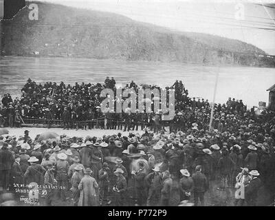 . Anglais : Foule rassemblée pour la célébration du Jour de Victoria, Dawson, Territoire du Yukon, le 24 mai 1899. Anglais : Légende sur l'image : '24 Mai célébration Dawson Y.T. '99'' Sujets (LCTGM) : Victoria, reine de Grande-Bretagne, 1819-1901--Anniversaires, etc. . 18993 Foule rassemblée pour la célébration du Jour de Victoria, Dawson, Territoire du Yukon, le 24 mai 1899 (303) HEGG Banque D'Images