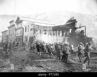 . La foule rassemblée à l'anglais : les ruines de l'Opéra sur la rue Front après un incendie, Dawson, Territoire du Yukon, le 26 avril 1899 . Anglais : Présente le Monte Carlo et la Banque Saloon dans l'arrière-plan . Légende le droit : 'l'Opéra dans Dawson après le fier. 26 avril '99'' . L'or du Klondike. Sujets (LCTGM) : la foule--Yukon--Dawson, incendies--Yukon--Dawson ; cinémas--Yukon--Dawson . 18993 Collecte des foules dans les ruines de l'Opéra sur la rue Front après un incendie, Dawson, Territoire du Yukon, le 26 avril 1899 (172) HEGG Banque D'Images