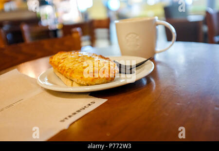 Café Starbucks et petit déjeuner fromage toastie UK Banque D'Images