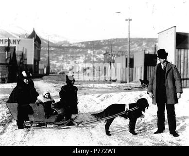 . Anglais : chiens de traîneau de transport avec une femme et deux enfants, Skagway, Alaska, ca. 1898. Anglais : Sujets (LCTGM) : les chiens ----l'Alaska Skagway ; traîneaux et luges ----l'Alaska Skagway, Alaska-rues---Skagway ;--enfants--Alaska Skagway . vers 1898 3 transport chien traîneau avec une femme et deux enfants, Skagway, Alaska, ca 1898 (HEGG 185) Banque D'Images