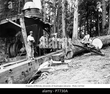 . Anglais : Donkey moteur et équipage, avec gas powered vu utilisée pour couper du bois pour combustible, Wynooche Timber Company, près de Montesano, ca. 1921 . Anglais : Légende sur l'image : Wynoche Log. Co., Montesano, Wn. N° 56 PH Coll 516,5153 Le Wynooche Timber Company a commencé ses opérations ca. 1913 avec siège à Hoquiam et opérations forestières dans les Ecorchés. Il a été nommé pour Wynooche Valley dans le nord-est de Grays Harbor Comté. Wynooche Timber Company a été acheté par Schafer Brothers Logging Company ca. 1927. Montesano, le siège du comté de Grays Harbor Comté, est à 13 kilomètres à l'est d'Aberdeen sur la rivière Chehalis Banque D'Images