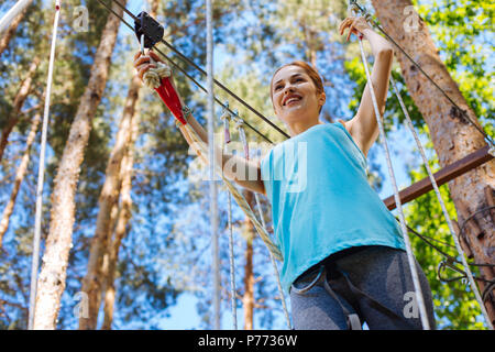 Charmante jeune femme à partir des sentiers du parc de la corde Banque D'Images