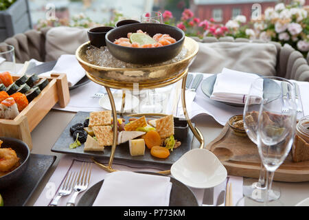 Assortiment de sashimi de six espèces de poissons sur une planche en bois Banque D'Images