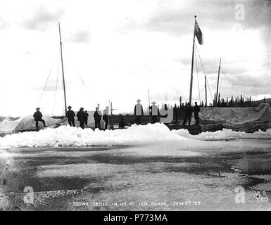 . Anglais : Prospecteurs avec leurs chalands pris dans un embâcle à Marsh Lake, Territoire du Yukon, le 9 juin 1899. Anglais : Légende sur l'image : 'Svaches jamed dans la glace au lac Marsh. Le 09 juin '99'' photographie originale par Eric A. Hegg 345 ; copié par Webster et Stevens 169.A . L'or du Klondike. Sujets (LCTGM) : lacs et étangs--Yukon ; plaques de glace--Yukon chalands ;--Yukon Sujets (LCSH) : Marsh Lake (Yukon) . 1899 7 prospecteurs avec leurs chalands pris dans un embâcle à Marsh Lake, Territoire du Yukon, le 9 juin 1899 (437) HEGG Banque D'Images