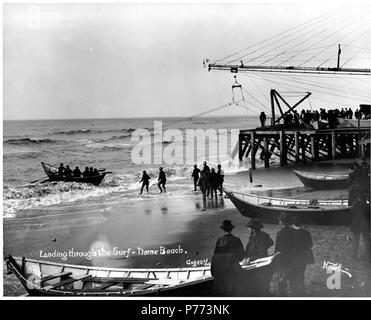 . Anglais : bateau de débarquement sur la plage de transport par allège, Nome, le 22 août 1904 . Anglais : Légende sur l'image : l'atterrissage grâce à la plage de surf, Nome, 22 août 04. Nowell, 1101 sujets (LCTGM) : Piers & quais--Alaska--Nome : plages--Alaska--Nome ; bateaux--Alaska--Nome Sujets (LCSH) :--d'allège--Nome en Alaska . 1904 7 bateau de débarquement sur la plage de transport par allège, Nome, 22 août 1904 (NOWELL 46) Banque D'Images