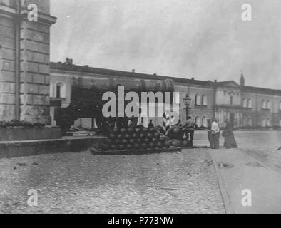 . Anglais : Grand Cannon à l'intérieur du Kremlin, Moscou, 1905 // Le Tsar Cannon, debout à l'angle de l'(aujourd'hui démoli) immeuble ancien. Le bâtiment de l'Arsenal du Kremlin dans l'arrière-plan.  : - 1905. ( ) . Anglais : PH Coll 214.J16a . 19057 Grand Cannon à l'intérieur du Kremlin, Moscou, 1905 (137) CHANDLESS Banque D'Images