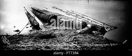 . Anglais : Transport par allège sur plage montrant submersion dans l'eau, à Nome, août 1905 . Anglais : Légende sur l'image : Première journée de travail du Syndicat des débardeurs du port de Nome, 9e août 1905. Frais de déchargement 9 pieux, $114.00. Photo par F.H. Nowell, 1905. 4086 sujets (LCTGM) : Sciage Sujets (LCSH) :--d'allège--Nome en Alaska . 19057 Transport par allège sur plage montrant submersion dans l'eau, à Nome, août 1905 NOWELL (112) Banque D'Images