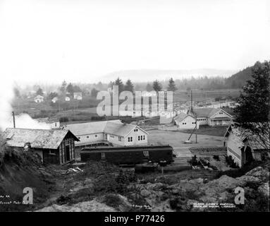 . Anglais : camp de bûcherons à l'ancienne voiture, Coucher du soleil au camp d'une société de bois de un à Willapa, juste à l'est de Raymond, ca. 1920 . Anglais : Légende sur l'image : Pas de soleil 20 Tmbr Co PH Coll 516,4364 Sujets (LCSH) : xyz . vers 1920 8 camp de bûcherons avec de vieux mail voiture, coucher au Camp d'une société de bois de un à Willapa, juste à l'est de Raymond, ca 1920 (KINSEY 2581) Banque D'Images