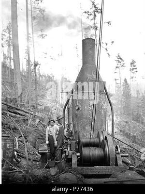 . Anglais : moteur, l'équipage et de l'âne Ebey Logging Company, ca. 1917 . Anglais : Légende sur l'image : Ebey Logging Co. n°8 PH Coll 516,1086 Ebey compagnie forestière était en affaires à partir de ca. 1909 à ca. 1927, avec des opérations à Arlington, comté de Snohomish. En 1927, il a vendu son logging railroad Canyon à Lumber Company. Arlington est de douze milles au nord d'Everett à la jonction de l'Amérique du Nord et du sud de la fourche Stillaguamish River dans le nord-ouest du comté de Snohomish. Sujets (LCTGM) : bûcherons ; vapeur ânes--Washington (État) ; industrie du bois--Washington (État) ; Ebey Logging Company--People--Washin Banque D'Images