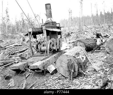 . Anglais : moteur, l'équipage et de l'âne de Snoqualmie Falls Lumber Company, ca. 1921 . Anglais : Légende sur l'image : n° 30 PH Coll 516,4100 Sujets (LCTGM) : bois de sciage ; ânes ; vapeur--Washington (État) ; le bois de feu--Washington (État) ; industrie du bois--Washington (État) ; Snoqualmie Falls Lumber Company--People--Washington (État) ; Snoqualmie Falls Lumber Company--Équipement & fournitures--Washington (Etat), comté de King (Washington) Sujets (LCSH) : Slash (Logging)--Washington (État)--King Comté . vers 1921 8 équipage d'exploitation forestière et de l'âne, moteur "Snoqualmie Falls Lumber Company, ca 1921 (KINSEY 855) Banque D'Images