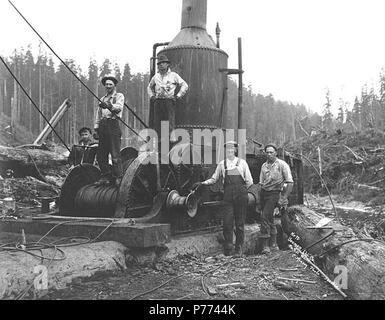 . Anglais : l'équipage et le moteur de l'âne, Yeoman Lumber Company, Pe Ell, ca. 1920 . Anglais : Légende sur l'image : Yeoman tlb Co., Pe Ell, Washington C. Kinsey Photo, Seattle. N° 72 PH Coll 516,5236 l'antidatation railroad, Pe Ell a été réglée avant 1890 comme une petite communauté agricole, mais le calme de la vie agricole a été de courte durée. En 1892 vint la Northern Pacific Railroad line pour l'Afrique du lit, et avec elle, en 1894, la société Bois d'Yeoman moulin, le premier de la chaîne des grands moulins entre Olympia et South Bend. Situé dans une zone agricole et à mi-chemin sur la ligne de chemin de fer, Pe Ell a prospéré en tant que co Banque D'Images