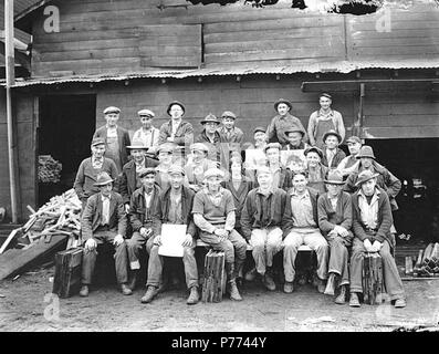 . Anglais : équipage et femme au camp, Wynooche Timber Company, Montesano, ca. 1921 . Anglais : Légende sur l'image : No 8 PH Coll 516,5224 Le Wynooche Timber Company a commencé ses opérations ca. 1913 avec siège à Hoquiam et opérations forestières dans les Ecorchés. Il a été nommé pour Wynooche Valley dans le nord-est de Grays Harbor Comté. Wynooche Timber Company a été acheté par Schafer Brothers Logging Company ca. 1927. Sujets (LCTGM) : bois ; les femmes--Washington (État) ; le bois de feu--Washington (État) ; camps de bûcherons--Washington (État) ; industrie du bois--Washington (État) ; Société de bois de Wynooche--People-- Banque D'Images