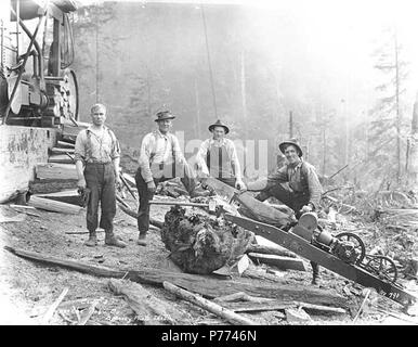 . Anglais : crew avec les dragsaw Wynooche âne à côté moteur, Timber Company camp no 3, ca. 1921 . Anglais : Légende sur l'image : Camp n° 3, Wynooche Tmbr Co. c. Kinsey Photo, Seattle. No 790 PH Coll 516,5218 Le Wynooche Timber Company a commencé ses opérations ca. 1913 avec siège à Hoquiam et opérations forestières dans les Ecorchés. Il a été nommé pour Wynooche Valley dans le nord-est de Grays Harbor Comté. Wynooche Timber Company a été acheté par Schafer Brothers Logging Company ca. 1927. Sujets (LCTGM) : Wynooche Timber Company--People--Washington (État) ; Société de bois de Wynooche--E Banque D'Images