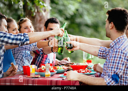 Groupe de gens heureux de manger des aliments à l'extérieur Banque D'Images