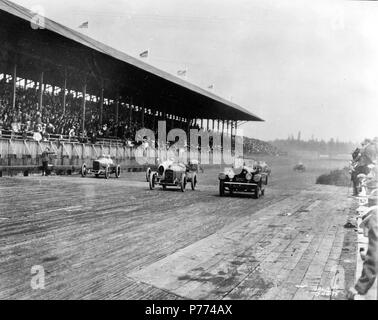 . Anglais : 10e édition de la Classique 1921 Tacoma Speedway-juillet-04 BOLAND-B4378 . Anglais : le 4 juillet 1921, à 2:30 dans l'après-midi, le drapeau a chuté à partir de la 10e Tacoma Speedway Classic. Neuf coureurs était entré dans la course de 250 milles. Il a été conduit sur la fameuse piste du Tacoma et avait une bourse de 25 000 $, à être divisé neuf manières. Sur la droite est le pace car, une Marmon Speedster, exerçant son arbitre Eddie Rickenbacker et le rythme bouilloire Ray Harroun. La voiture serait le rythme des pilotes pour un tour avant la course qui s'est éteint. Rickenbacker était une ancienne star de la piste de course et d'un célèbre as de t Banque D'Images