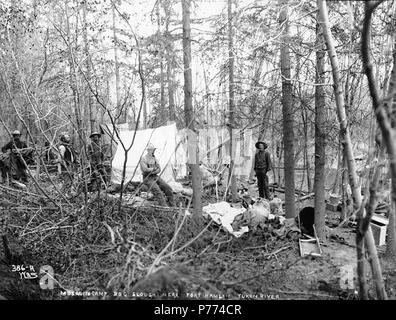 . Anglais : Hommes campés avec tentes près de Fort Hamlin, Alaska, ca. 1899. Anglais : Probablement un camp de prospecteurs . Légende le droit : 'Mosquito Tourbière Slough Camp près de Fort Hamlin Rivière Yukon' photographie originale par Eric A. Hegg 1142 ; copié par Webster et Stevens 386.A. Sujets (LCTGM) :--Alaska--Fort Hamlin . vers 1899 9 Hommes campés avec tentes près de Fort Hamlin, Alaska, ca 1899 (HEGG 520) Banque D'Images