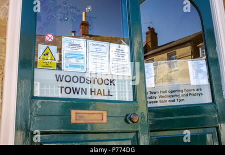 Hôtel de Ville de Woodstock . Woodstock est une ville historique, juste au nord d'Oxford. Il a grandi comme un arrêt de car autour du pavillon de chasse, qui plus tard Banque D'Images