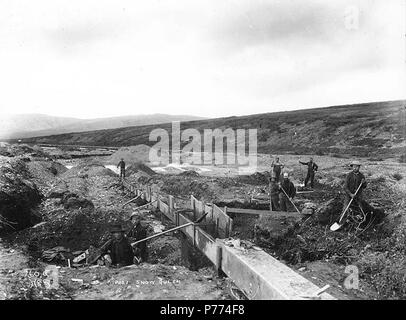 . Anglais : claim minier, neige Gulch, Alaska, ca. 1900. Anglais : Légende sur l'image : 'No 1 Snow Gulch' dans l'image originale de l'Album, page 30 Hegg 30 . Photographie originale par Eric A. Hegg 1329 ; copié par Webster et Stevens 260.A . Ruée vers l'or de Nome. Sujets (LCTGM) : claims--Alaska--Snow Gulch ; l'exploitation aurifère--Alaska--Snow Gulch ; Or--Alaska--Snow Gulch Sujets (LCSH) : Neige Gulch (Alaska) ; Alaska--découvertes d'Or . vers 1900 9 Hommes travaillant claim minier, neige Gulch, Alaska, ca 1900 (HEGG 697) Banque D'Images