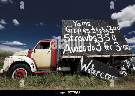 Camion vintage avec publicité panneau noir faisant la promotion des fruits et légumes frais à vendre à Foxton, Nouvelle-Zélande Banque D'Images