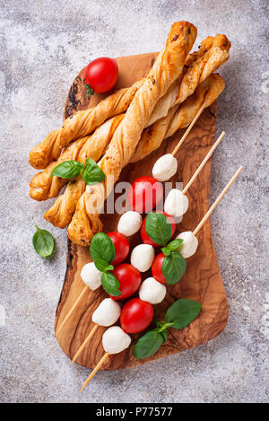 Antipasti caprese italienne brochettes et pain grissini Banque D'Images