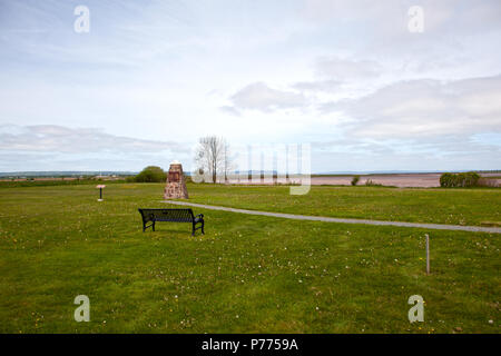 Un monument en pierre marque l'endroit d'établissement et la déportation zone de plusieurs colons acadiens dans les années 1700, avec le Cap Blomidon en arrière-plan Banque D'Images