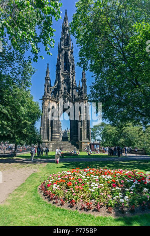 Le Scott Monument à l'Est des jardins de Princes Street Edinburgh Scotland UK Banque D'Images