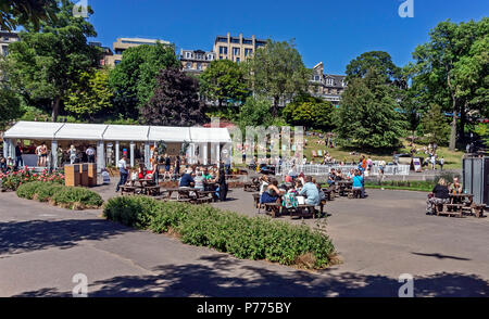 Café en plein air et le soleil dans l'ouest de Princes Street Gardens Edinburgh Scotland UK Banque D'Images