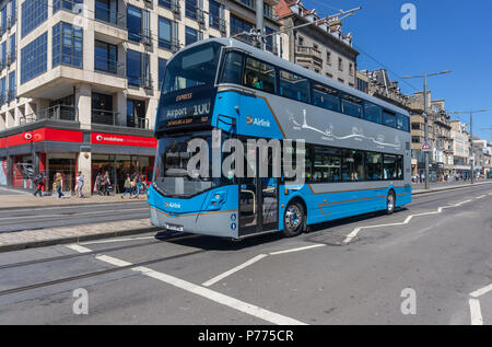 Par Airlink express Lothian n° 100 se dirige vers l'aéroport le long de Princes Street à Edimbourg Ecosse ville UK Banque D'Images