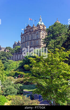 La Banque d'Écosse, en s'appuyant sur le monticule dans la ville d'Edinburgh Scotland UK avec la Lloyds Bank group siège social Banque D'Images