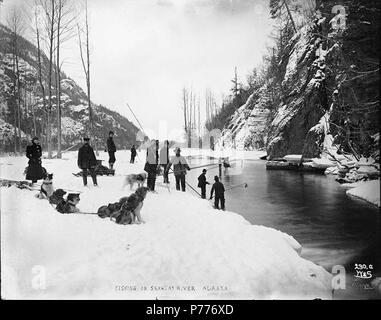 . Anglais : La pêche sur la rivière Skagway, Alaska, ca. 1898. Anglais : Montre les hommes et les femmes avec des poteaux de pêche au cours de l'hiver . Légende le droit : 'La pêche sur la rivière Skaguay' image d'origine dans l'Alaska Hegg, page 27 8 Album . Photographie originale par Eric A. Hegg 132 ; copié par Webster et Stevens 230.A. Sujets (LCTGM) : rivières--Alaska ; pêche--Alaska ; chiens--Alaska ; traîneaux et luges--sujets de l'Alaska (LCSH) : Rivière Skagway (Alaska) . vers 1898 5 La pêche sur la rivière Skagway, Alaska, ca 1898 (HEGG 384) Banque D'Images