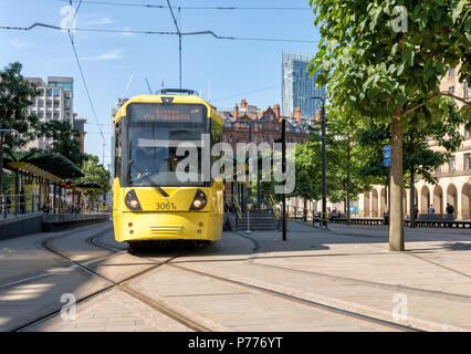 Tramway Metrolink moderne ramasser des passagers au St Peters Square dans le centre de Manchester, Royaume-Uni Banque D'Images