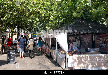 Les gens autour de la mouture différents stands de nourriture dans un marché en plein air à proximité de Piccadilly Gardens dans le centre-ville de Manchester, Royaume-Uni Banque D'Images