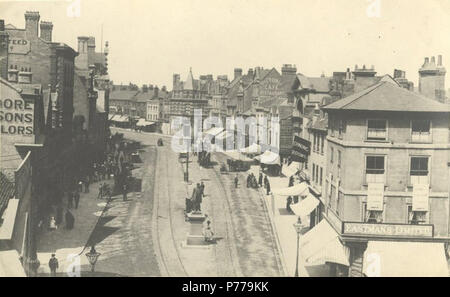 Anglais : Broad Street, Reading, à l'ouest du passage à niveau de la rue de la cathédrale et le marché du beurre, ch. 1890. Un cheval-tram s'approche de la statue de George Palmer. Côté nord : No 13 (Victoria Cafe) ; nos 9 et 10 (John Rose et son fils, les prêteurs sur gages). L'entrée du marché couvert et Corn Exchange ; No 6 (Henry Botting, salles à manger) ; No 1 (Eastman's Ltd., bouchers). Partie du signe de Edwin Moore et Fils, tailleurs, au n°9, rue King, est également visible. 1890-1899 ; verre négatif, Fort 19 9 non numérotée, par H. W. narguer. 1890 12 Broad Street, Reading, croisement de Minster Street et le mais Banque D'Images