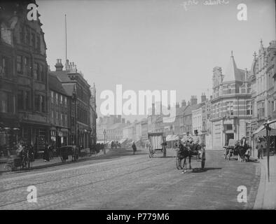 Anglais : Broad Street, Reading, à l'ouest, c. 1890. Sur le côté sud, n° 120 (Colebrook et compagnie, les bouchers). Sur le côté nord, au coin de la rue, nos 24 et 25 (le Ca[ital et comtés Banque). Il y a plusieurs véhicules tirés par des chevaux dans la rue, et plusieurs des castrats. 1890-1899 ; négatif sur verre, Fort 19 No 8134, par H. W. narguer. 1890 12 Broad Street, Reading, à l'ouest, c. 1890 Banque D'Images