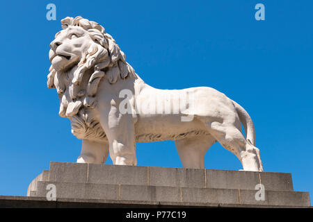 Le Southbank London South Bank de Coade Lion Pierre céramique par William Frederick Woodington en 1837 certains 4m m2 côté sud Westminster Bridge Banque D'Images