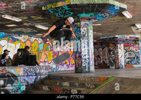 Londres Southbank Centre Skatepark skateboarder graffiti en vol d'air dans les escaliers étapes skateboarding tour de saut acrobatique de compétences d'action Banque D'Images