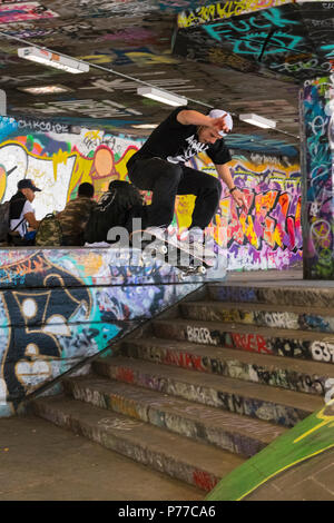 Londres Southbank Centre Skatepark skateboarder graffiti en vol d'air dans les escaliers étapes skateboarding tour de saut acrobatique de compétences d'action Banque D'Images